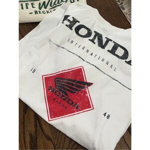Buckle White Honda Graphic Short Sleeve Tee with Red Accent